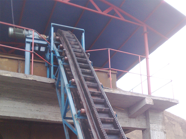 大傾角皮帶輸送機的優(yōu)點有哪些？承通機械告訴你