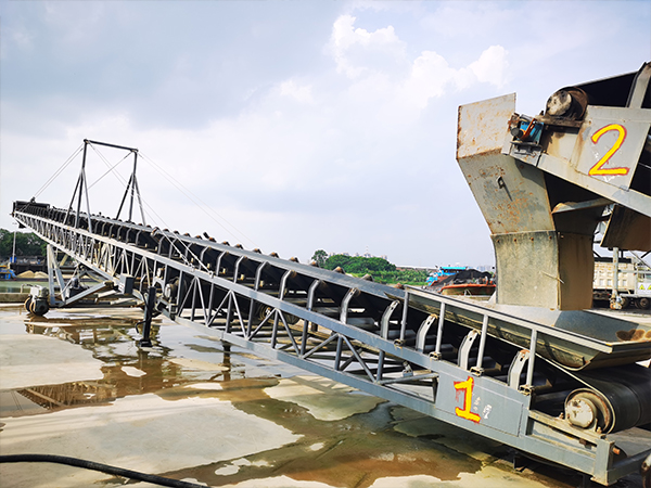 移動(dòng)式皮帶輸送機(jī)有何優(yōu)勢(shì)？承通機(jī)械來(lái)告訴你